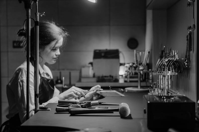 Artisan bijoutier Cleor travaillant sur une création